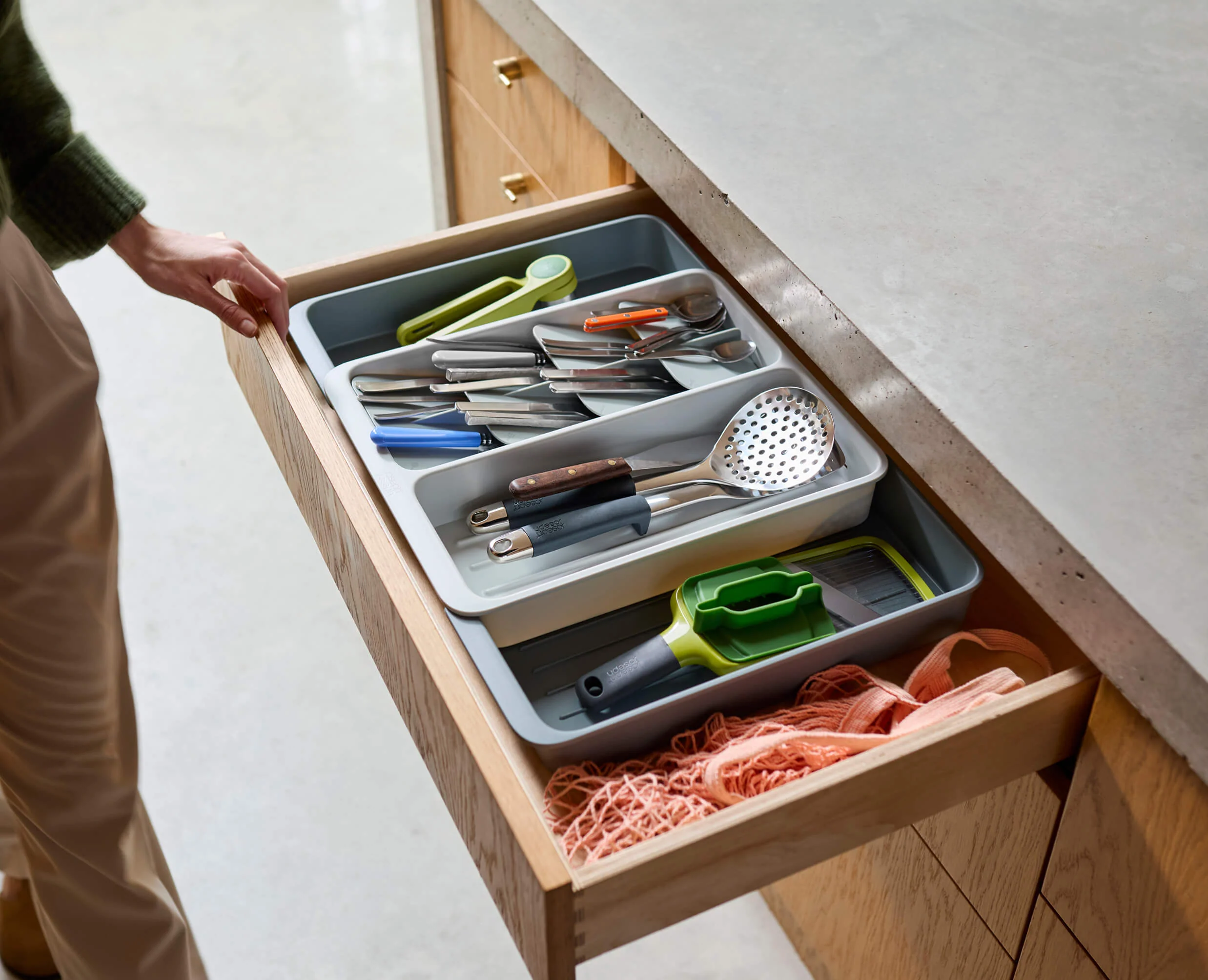 DrawerStore™ Expanding Tiered Cutlery, Utensil & Gadget Organiser - Image 4
