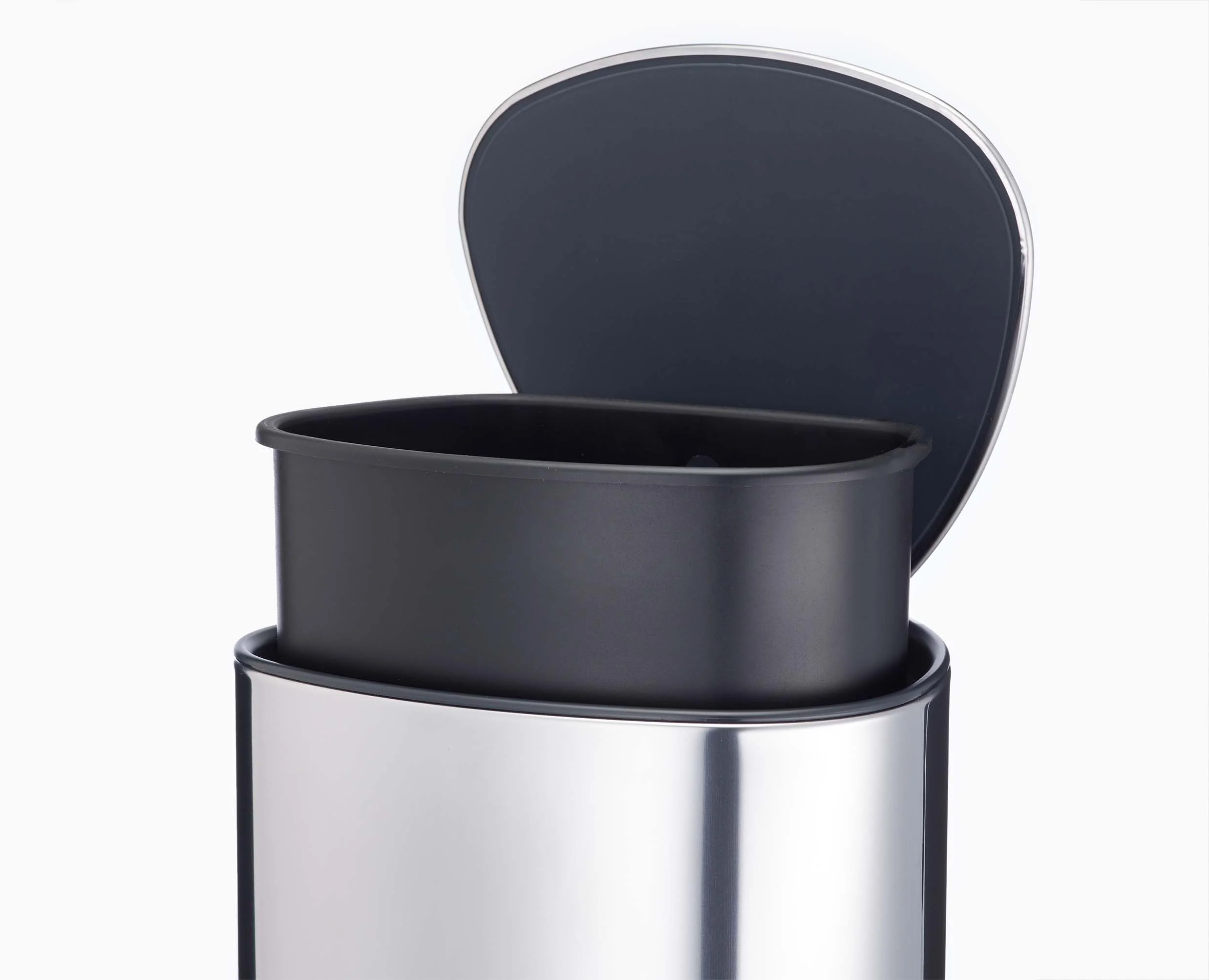 EasyStore™ Luxe 5L Stainless-steel Bathroom Pedal Bin - Image 4