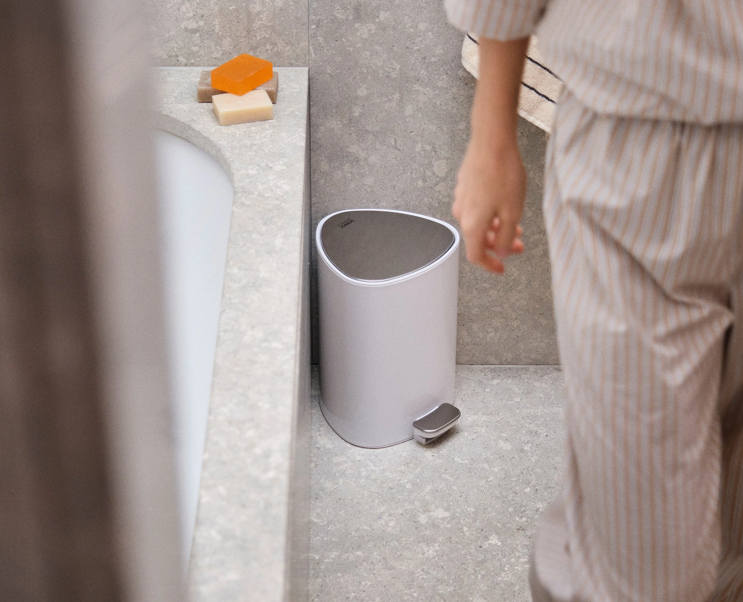EasyStore™ 5L Gloss White Bathroom Pedal Bin - Image 3