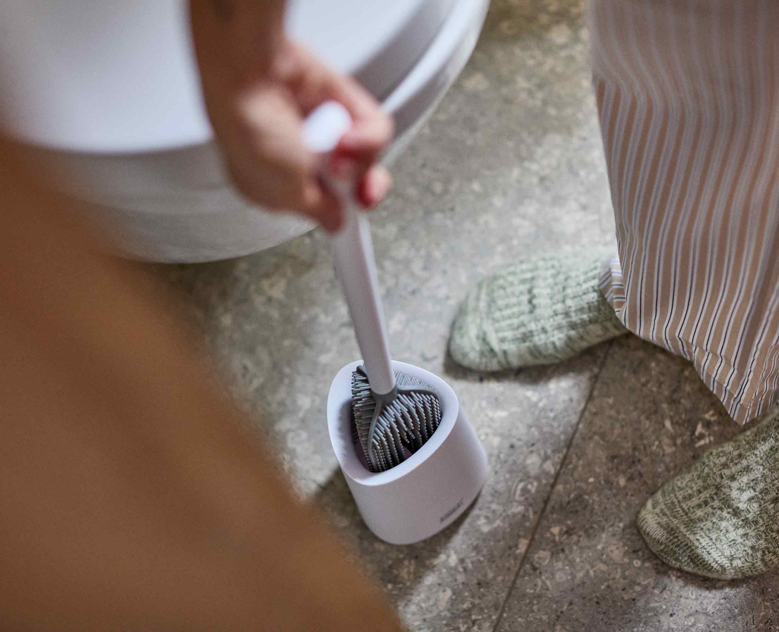 Flex™ 360 Lite Pack of 2 Matt White Toilet Brushes - Image 4