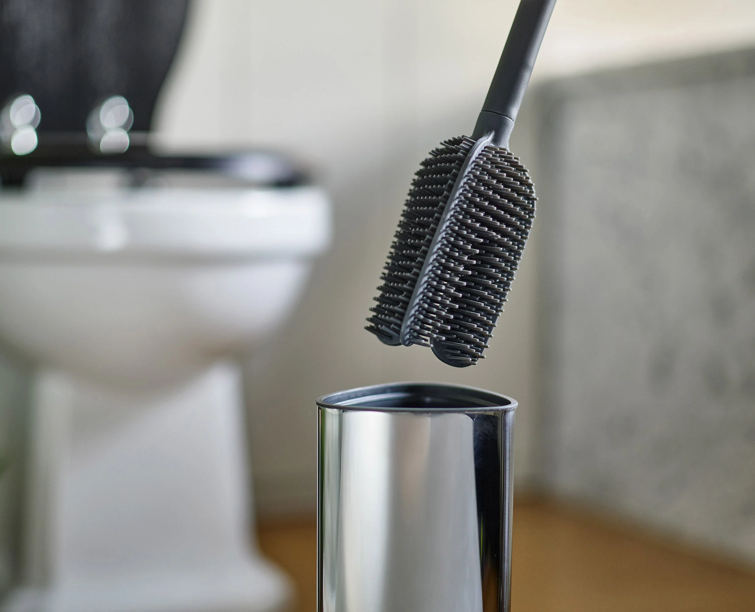 Flex™ 360 Luxe Toilet Brush with Stainless-steel Finish Starter Set - Image 5