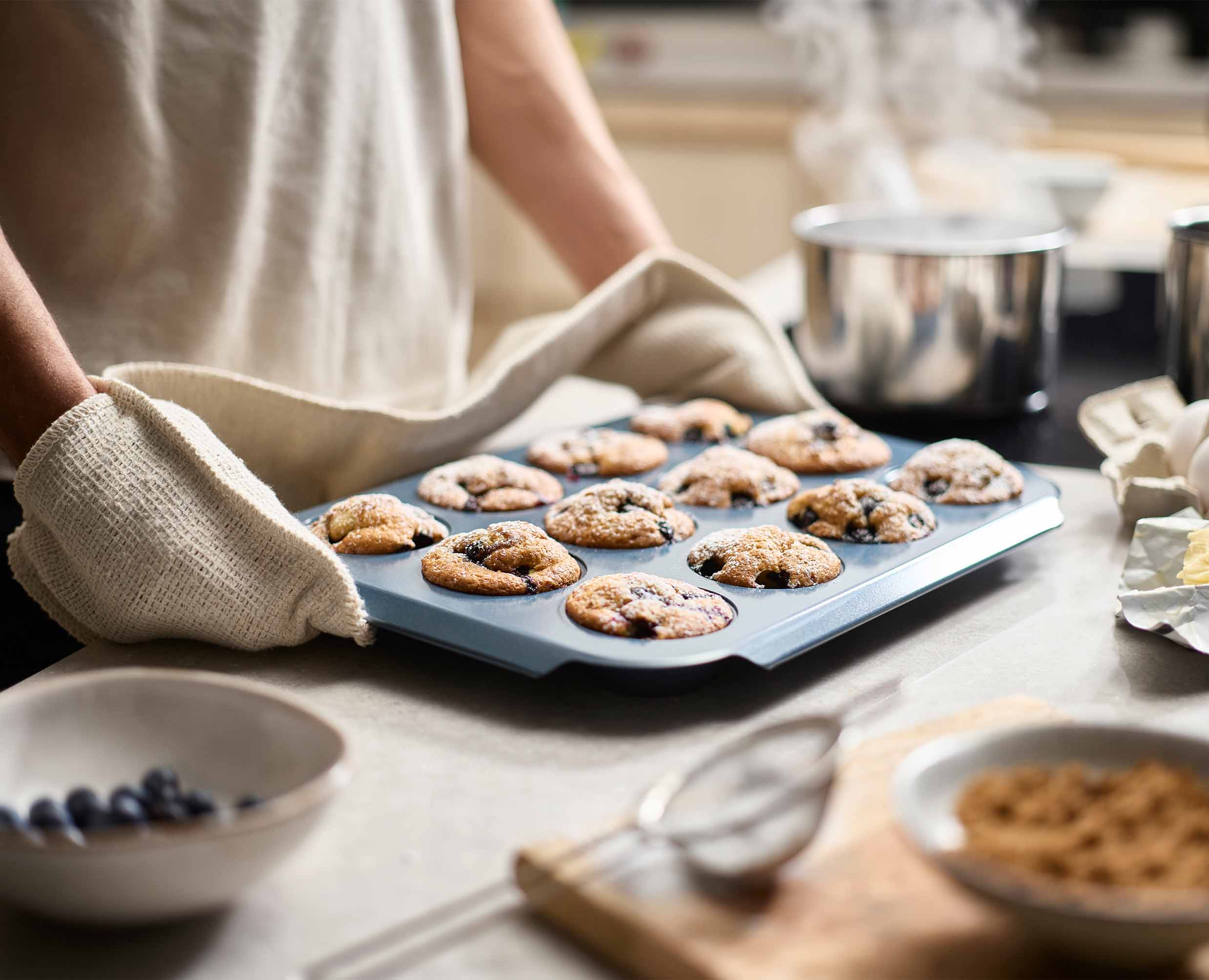 Nest™ Bake Non-Stick 12 Cup Blue Muffin Tray - Image 3
