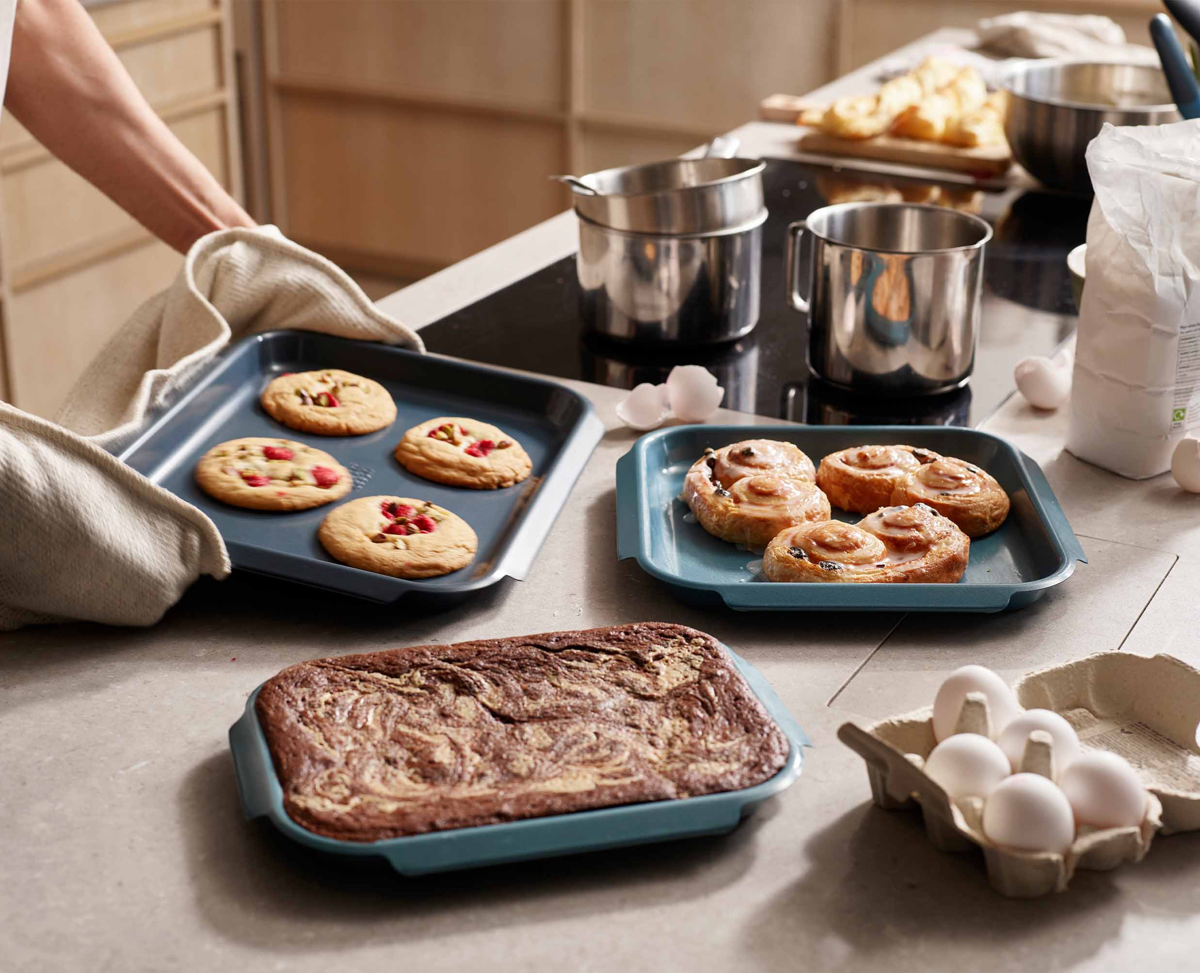 Nest™ Bake Non-Stick 3-piece Blue Baking Tray Set - Image 3