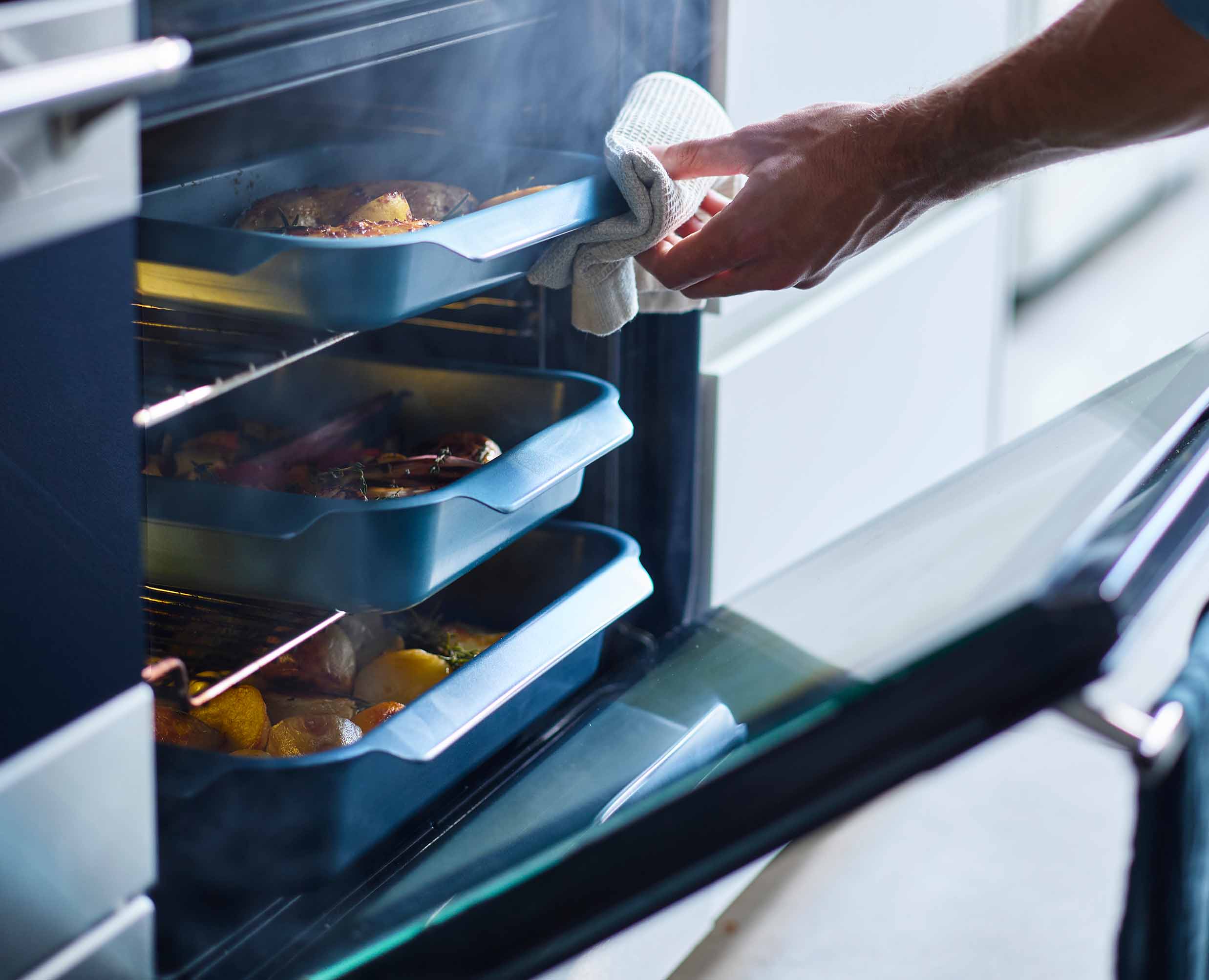 Nest™ Oven Non-stick Medium Blue Roasting Tray - Image 5