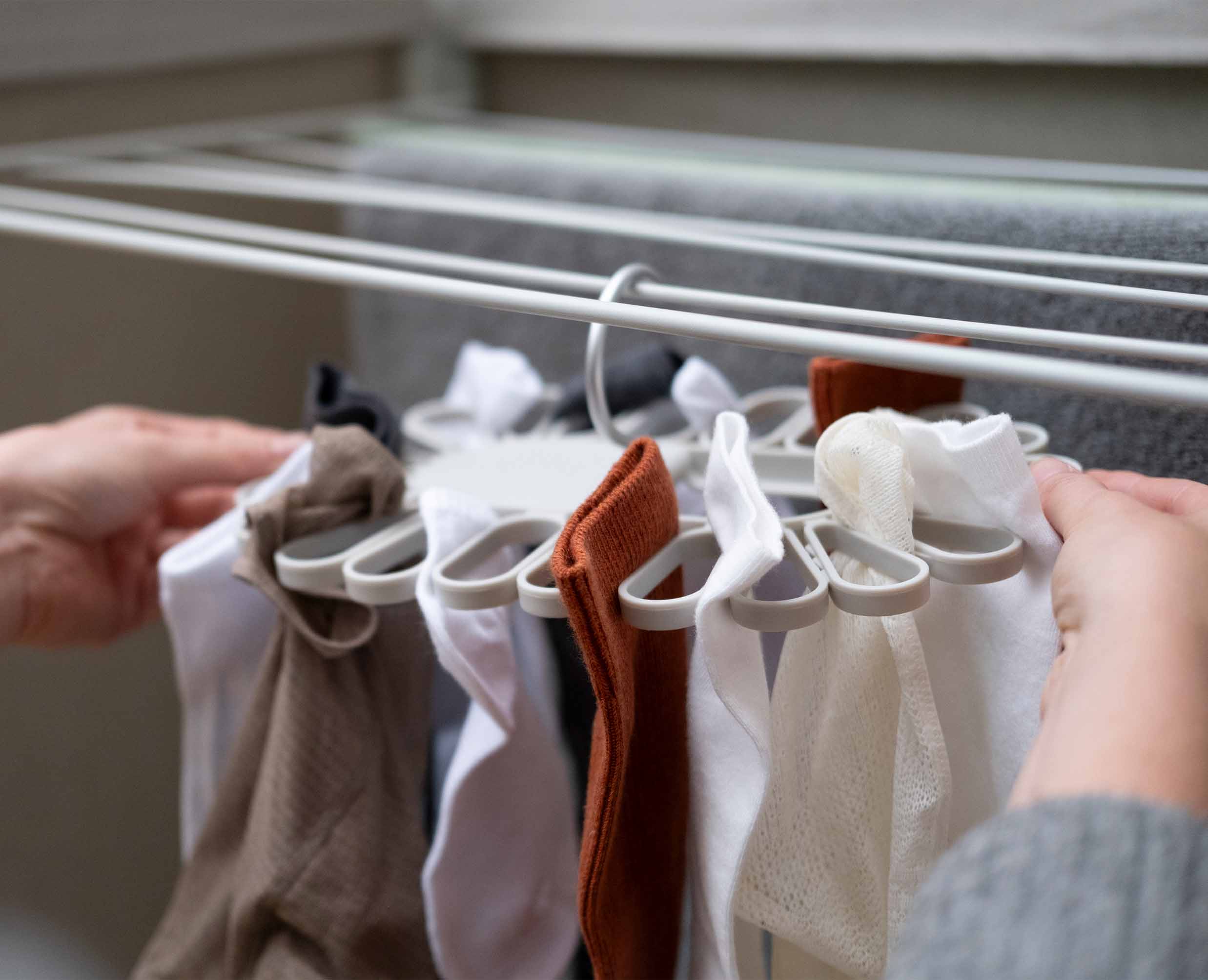 Petal™ 22-piece Quick-grip Ecru Drying Hanger - Image 3