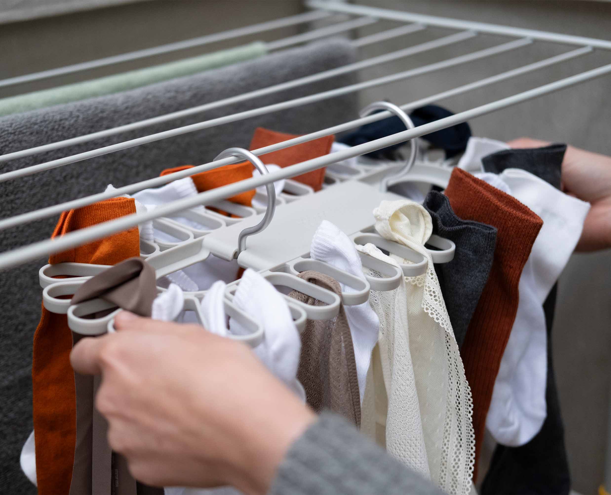 Petal™ 32-piece Quick-grip Ecru Drying Hanger - Image 3