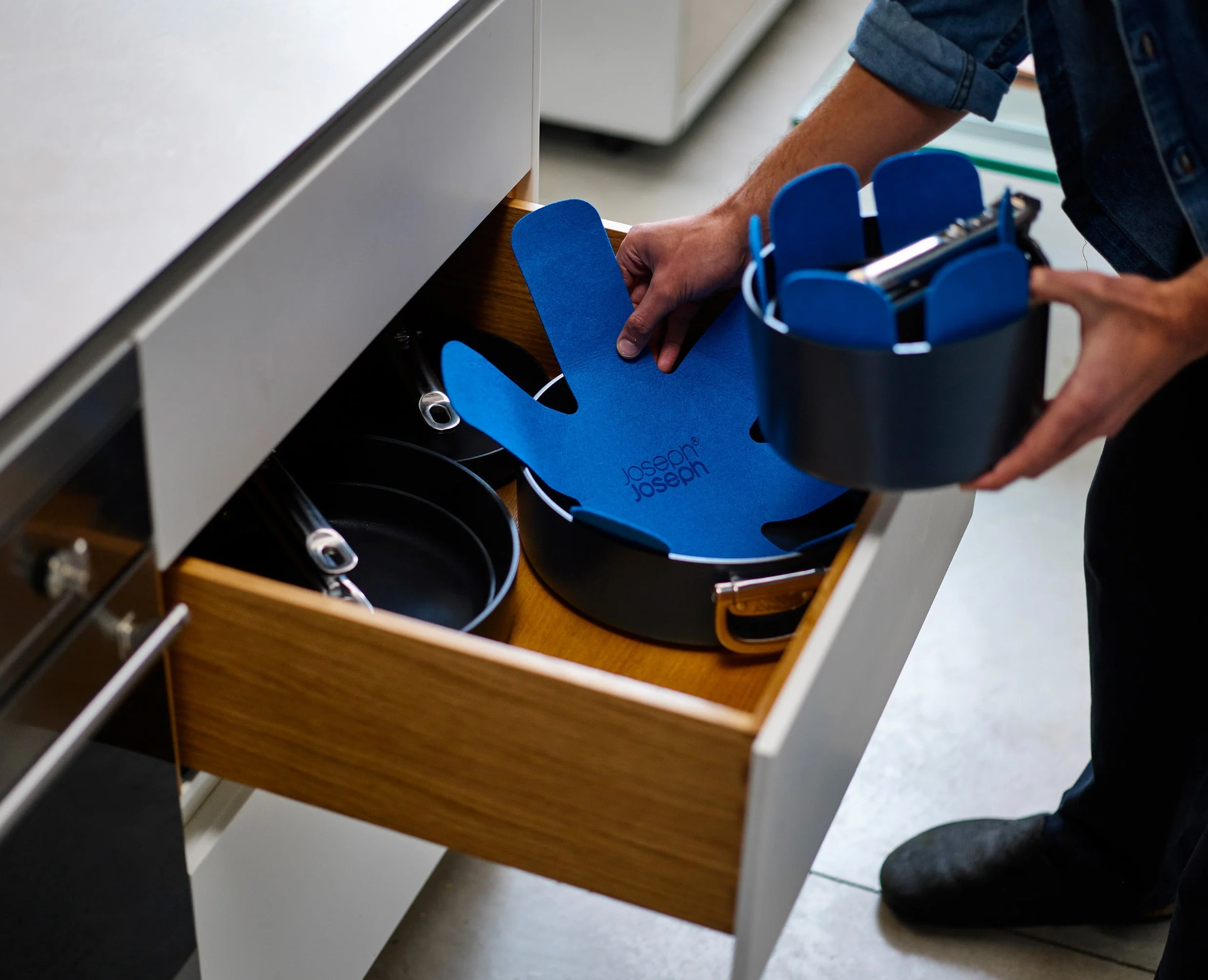 Space Folding Handle Ceramic Non-stick 3-piece Blue Saucepan Set - Image 4