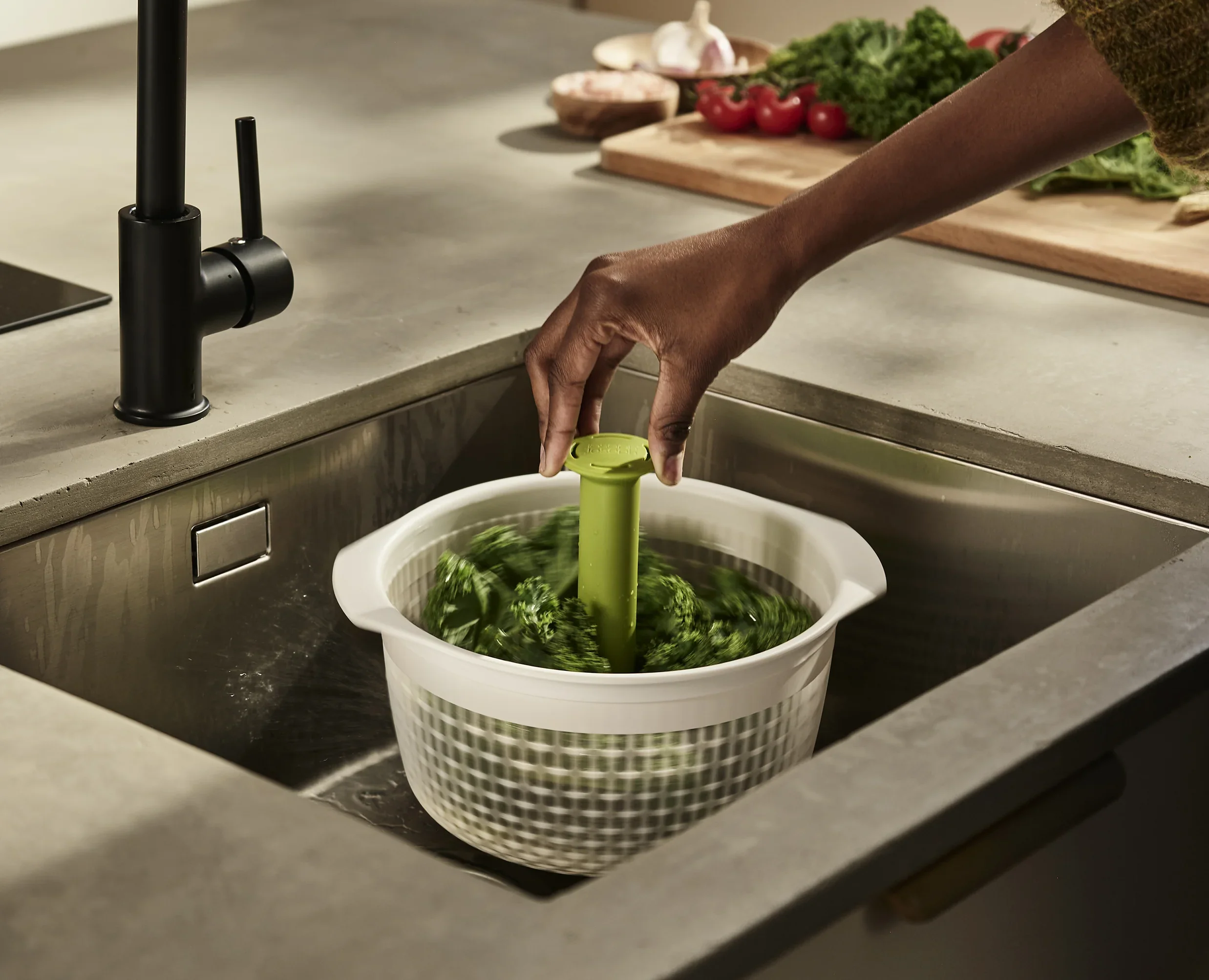 Spindola™ Green In-sink Salad-spinning Colander - Image 3
