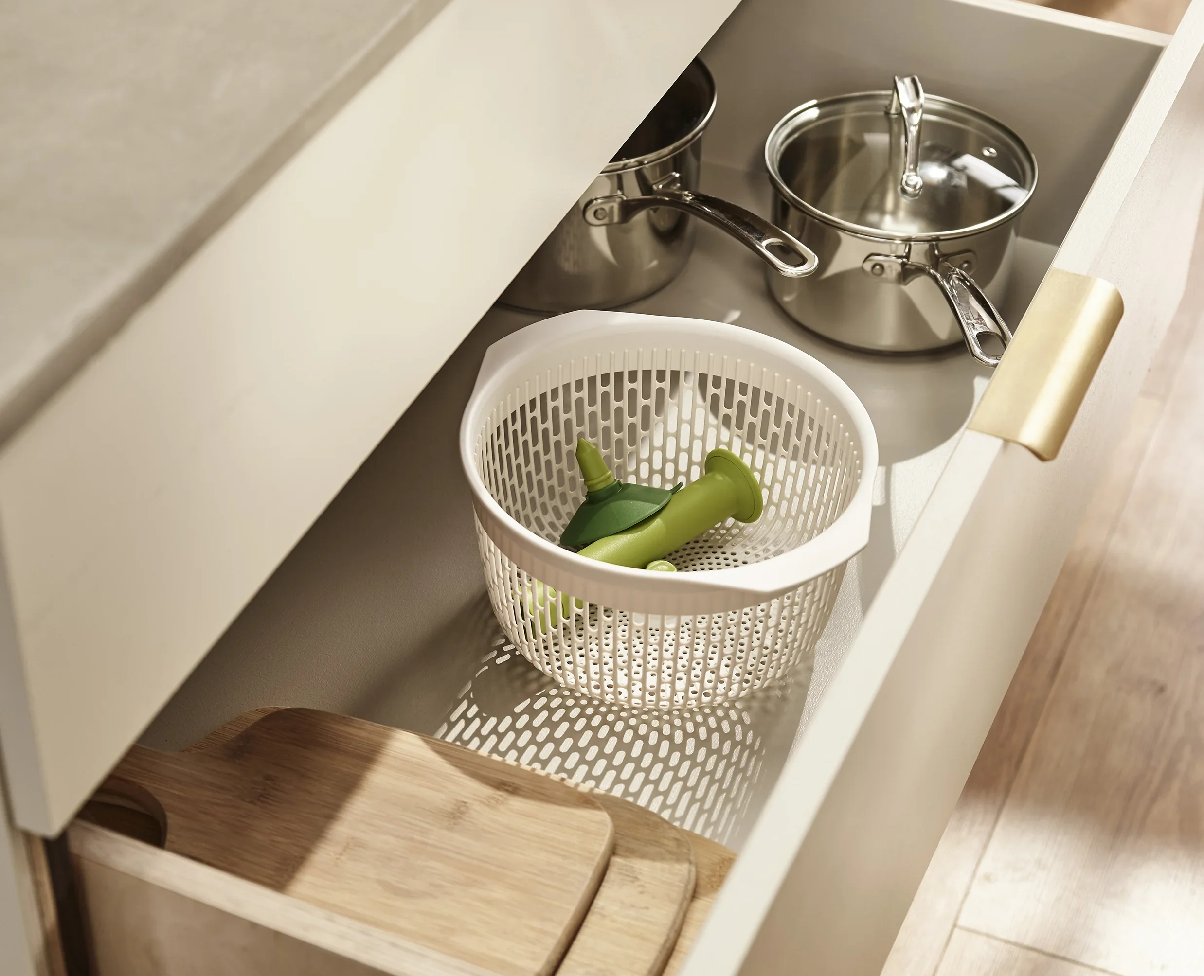 Spindola™ Green In-sink Salad-spinning Colander - Image 8