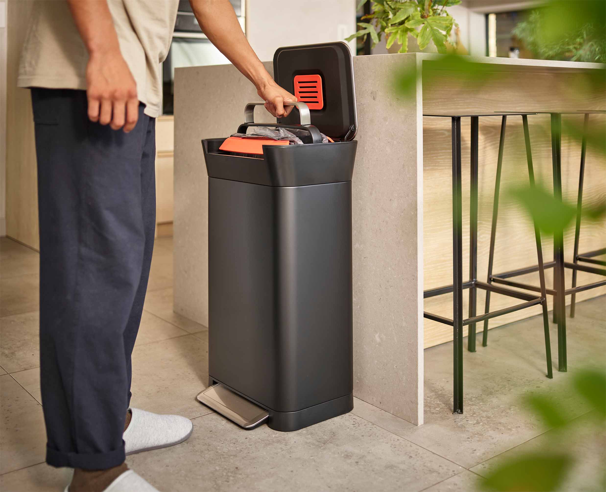 Titan 30L Black Trash Compactor - Image 3
