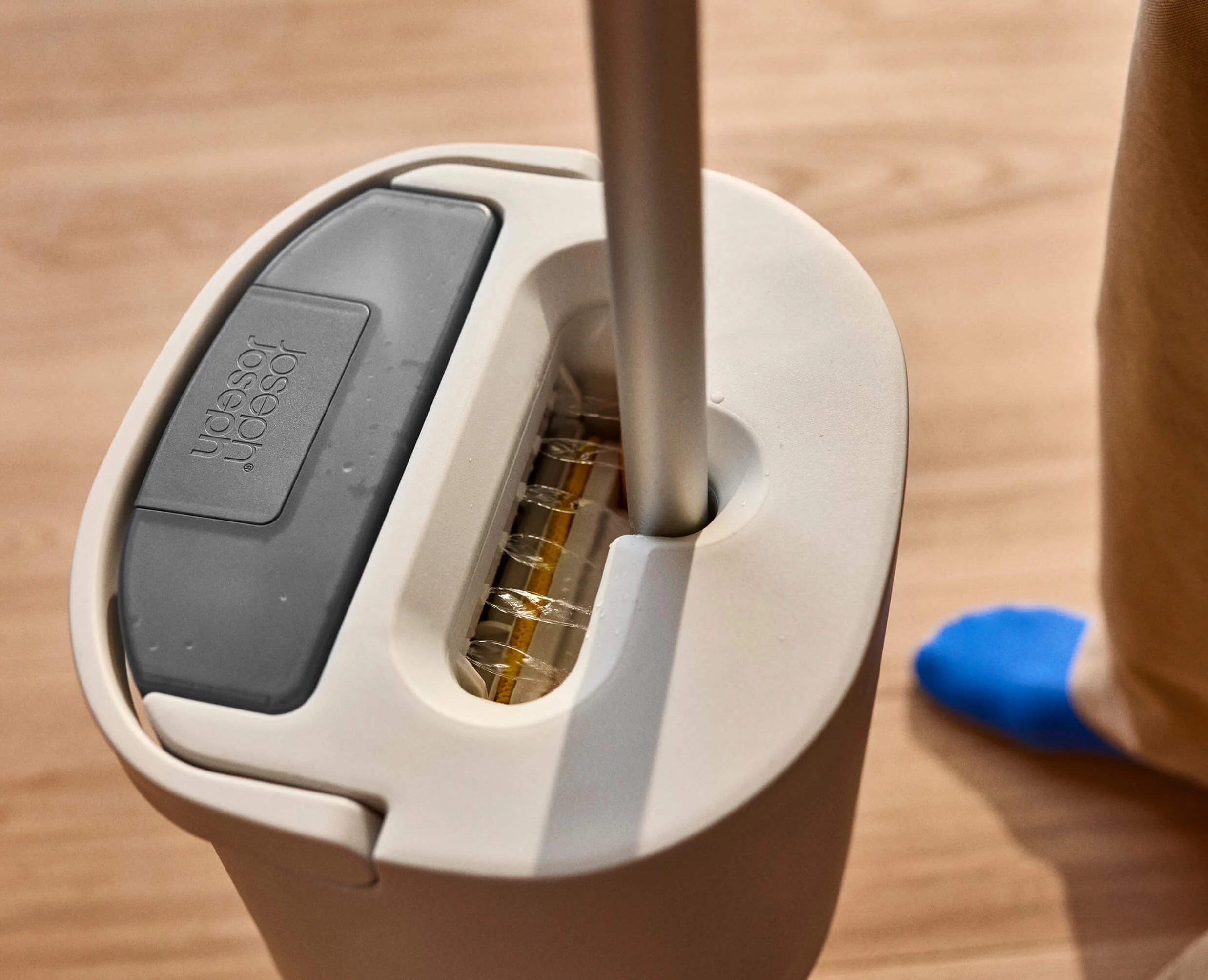UltraClean Microfibre Floor Mop Cleaning System with Replacement Pads - Image 6